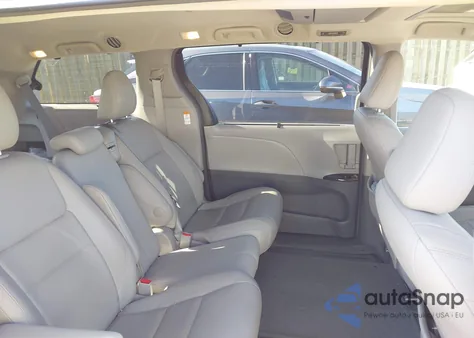 2015 Toyota Sienna Xle Premium 8 Passenger z USA, uszkodzony, nr VIN 5TDYK3DC7FS551678